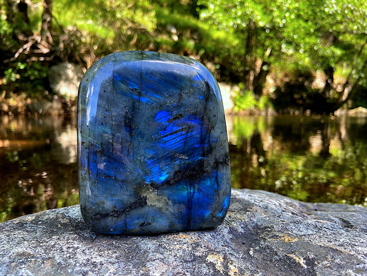 Bloc labradorite bleu profond  forme libre Madagascar